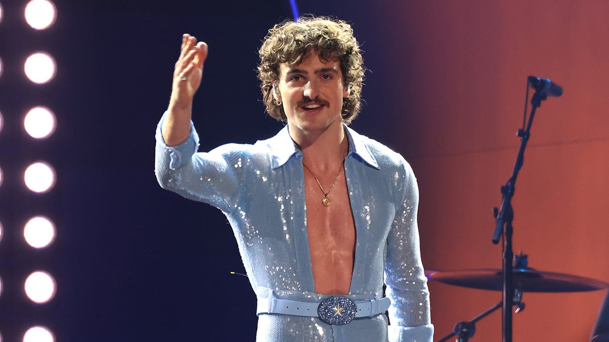 Watch When Benson Boone Silenced 20,000 at Jingle Ball Chicago
