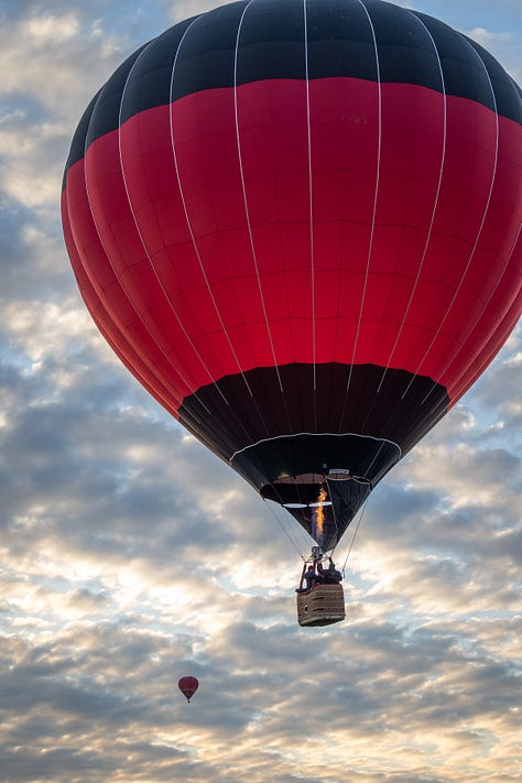 Există ceva profund omenesc în balonul cu aer cald. Balonul nu rupe aerul. Nu îl sfâșie cu viteză. Se ridică lent, aproape cu sfială, și tocmai de aceea pare atât de aproape de ideea de vis.