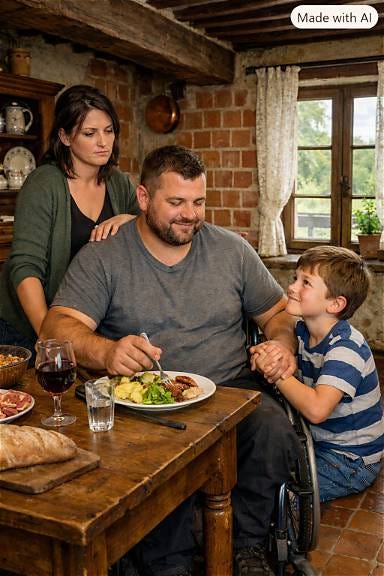 Famille à table Moselle, père à table regadé par sa femme et son fils Famille à table Moselle, père à table regadé par sa femme et son fils