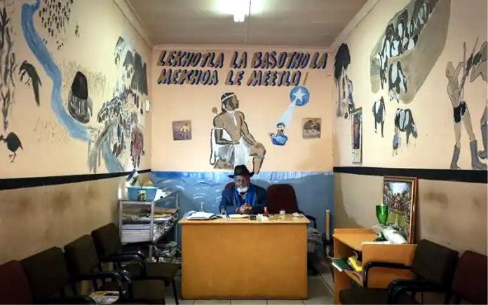 O consultório de Malefetsane Liau, um médico tradicional do Lesoto. O consultório de Malefetsane Liau, um médico tradicional do Lesoto.