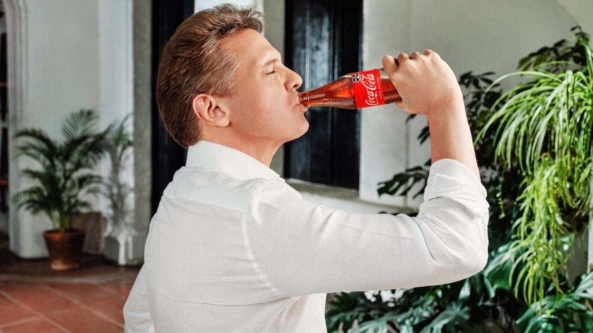 Luis Miguel vuelve con Coca-Cola: Así celebra la marca sus 100 años de historia en México Cortesía: Coca-Cola Luis Miguel vuelve con Coca-Cola: Así celebra la marca sus 100 años de historia en México Cortesía: Coca-Cola