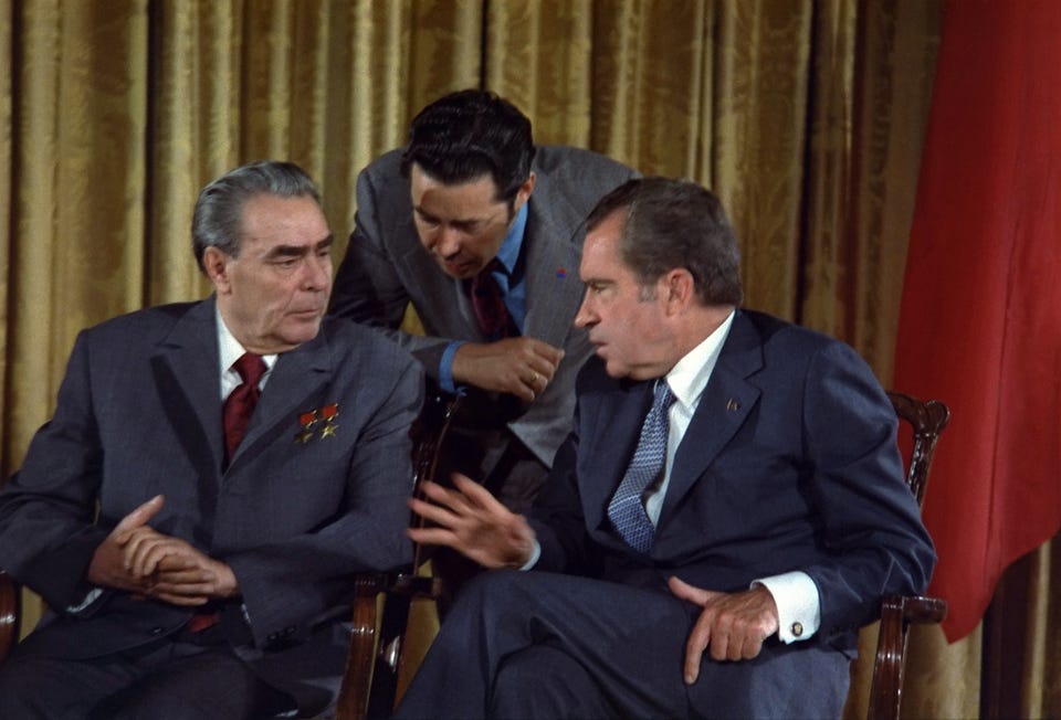 File:Leonid Brezhnev and Richard Nixon talks in 1973.png