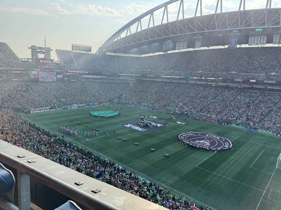 A large crowd of people in a stadium

AI-generated content may be incorrect.