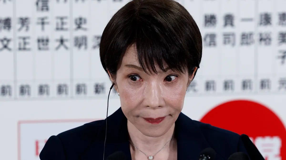 2026年2月8日，日本首相兼自民党总裁高市早苗在党总部为胜选者贴花。（美联社）