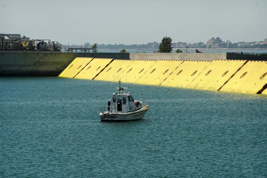 MOSE VENEZIA
PARATOIE MOBILI
MISURE DI PREVENZIONE CONTRO L’ALTA MAREA PARATOIA MOBILE BARCA IMBARCAZIONE GUARDIA COSTIERA