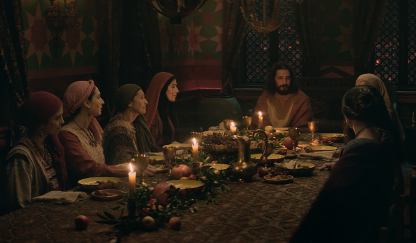 Jesus dines with Mary of Bethany, Martha, Eden, Mary Magdalene, his mother, Mary, Tamar, and Joanna in Episode 4 of The Chosen Season 5 (Last Supper)