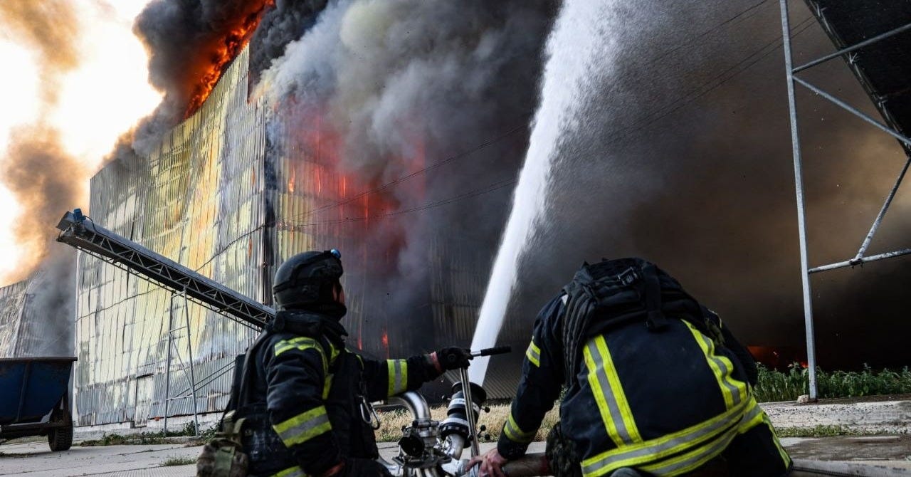 Russia attacks poultry farm in Kherson Oblast, large-scale fire breaks out – photos, video Russia attacks poultry farm in Kherson Oblast, large-scale fire breaks out – photos, video