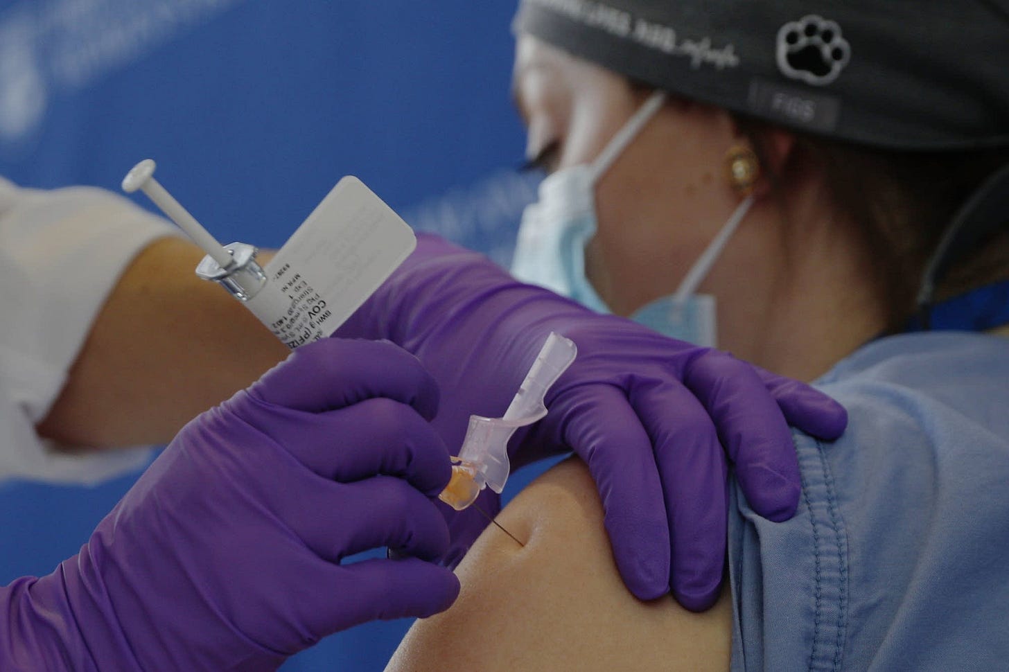 Alaska woman has allergic reaction to COVID vaccine; health officials track  safety | MPR News
