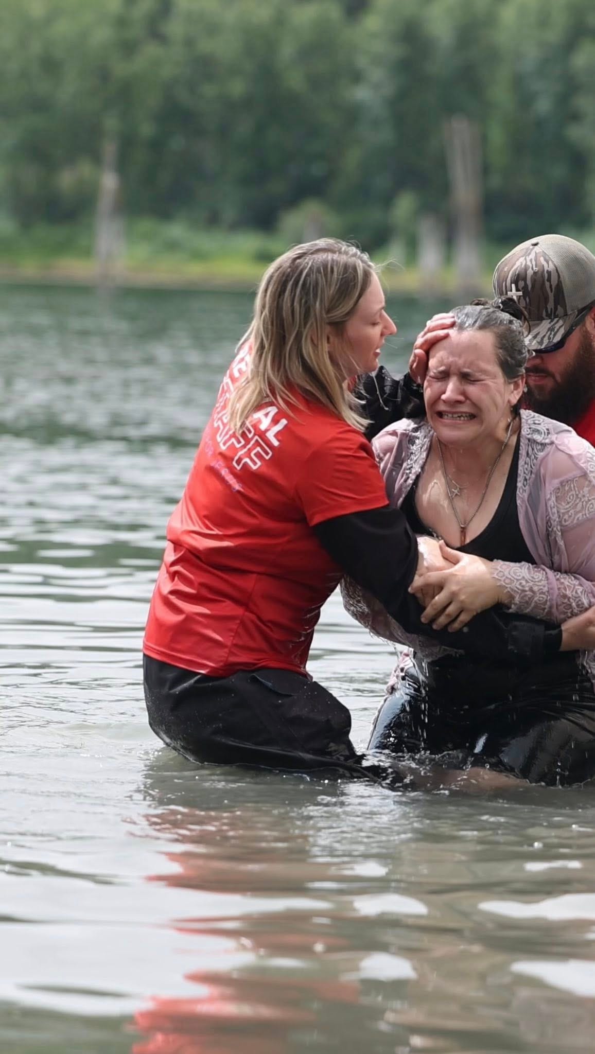 May be an image of 2 people, body of water and text that says 'ガ そ ሀሆ ግገ'