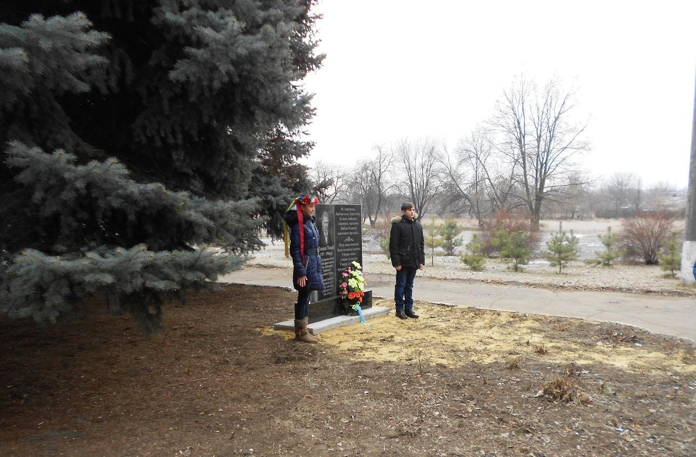 C:\Users\Елена Смирнова\Desktop\НОВОСТИ ДОНБАССА\Тихий Олекса памятник\5_стела-2015-школяри_Шаповалов.JPG