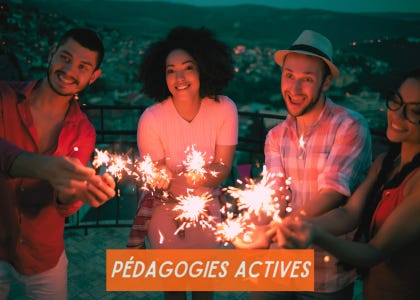Un groupe de personnes d'origines diverses fêtent un événement ensemble avec des bougies Un groupe de personnes d'origines diverses fêtent un événement ensemble avec des bougies