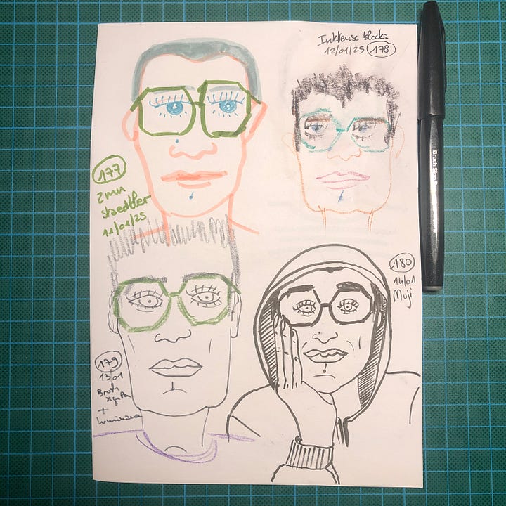 2 feuilles de papier blanc format A4 posé sur mon tapis de découpe. On y voit mes 7 derniers autoportraits dessinés avec : 1/ des feutres Staedtler 2/ des Blocks Inktense de Derwent 3/ Brsuh Sign Pen Pentel noir et crayons de couleurs Luminance 4/ brush pen Muji 5/ Colorex de Pébéo 6/ crayons graphite Jumbo HB de Faber-Castell 7/ aquarelles de Aquarelle de Provence