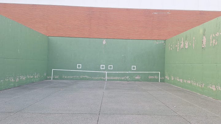 Estado de las pistas de frontenis del Polideportivo Municipal