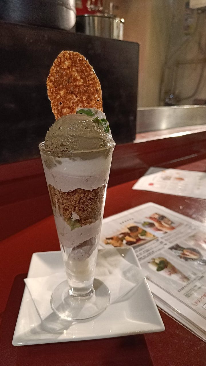 De gauche à droite : parfait matcha à Itoshima, parfait customisé à Hita, parfait matcha à Beppu et yoru parfait à Sapporo