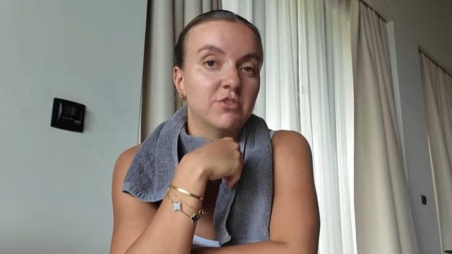 Molly-Mae Hague's sister Zoe is mocked by fans for leaving Bali after 48  HOURS because 'it looks better on social media than real life' :  r/ukpopculture