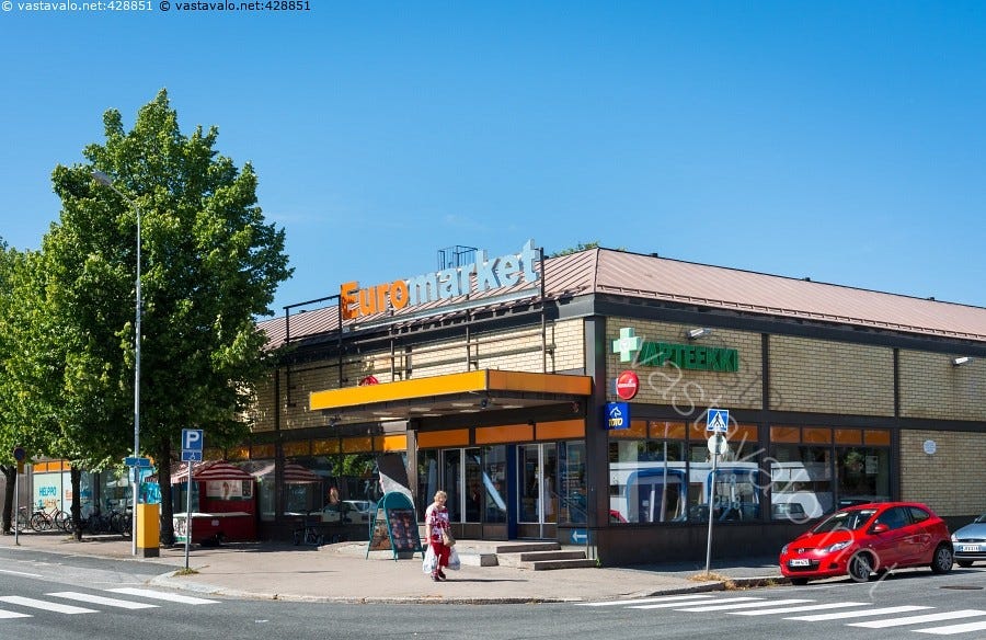  Euromarket - Euromarket kauppa myymälä Uusikaupunki liikerakennus liiketila liiketilat kaupunki katu risteys kesä sininen taivas apteekki vanha tavaratalo ihminen