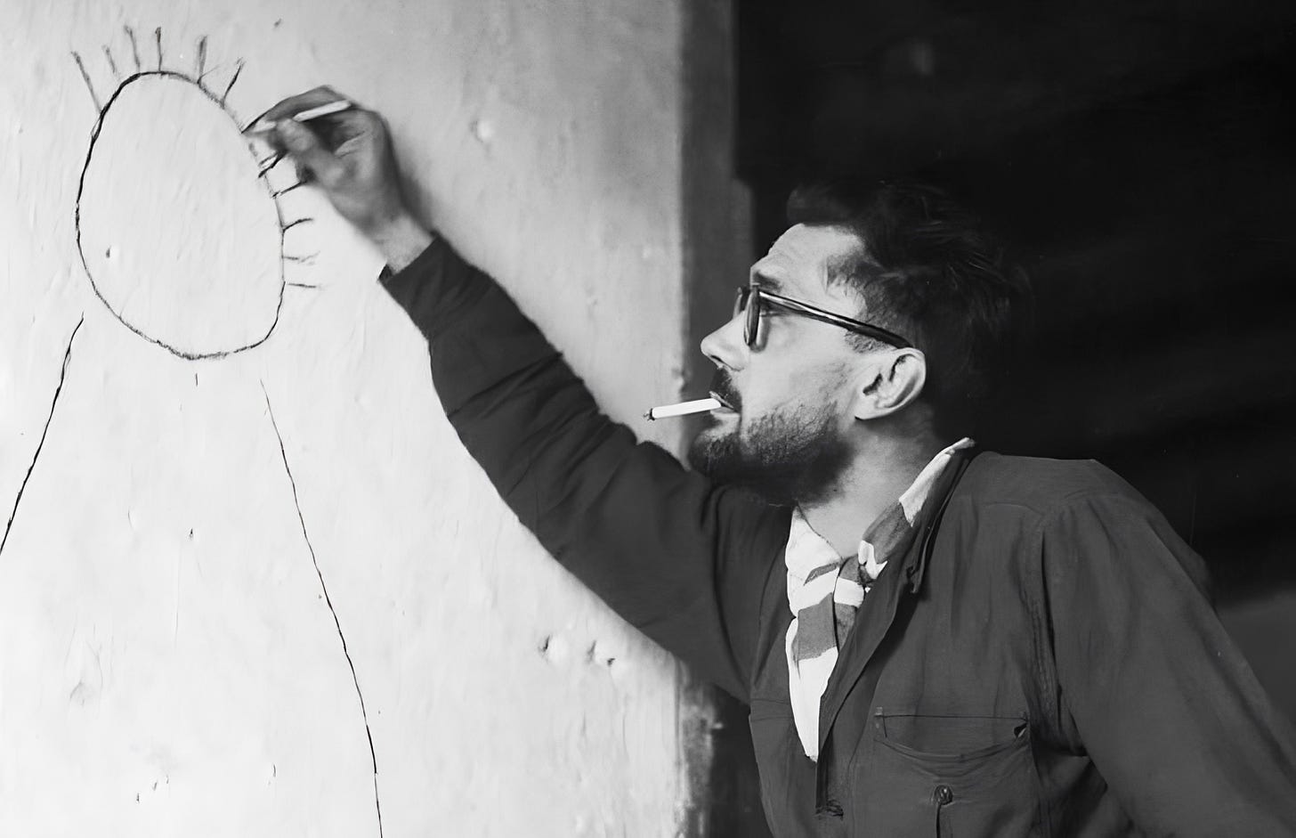 Fernand Deligny desenhando uma imagem em uma parede