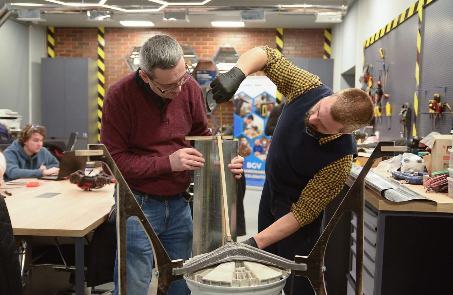 Возможно, это изображение 4 человека, сверлильный станок и текст