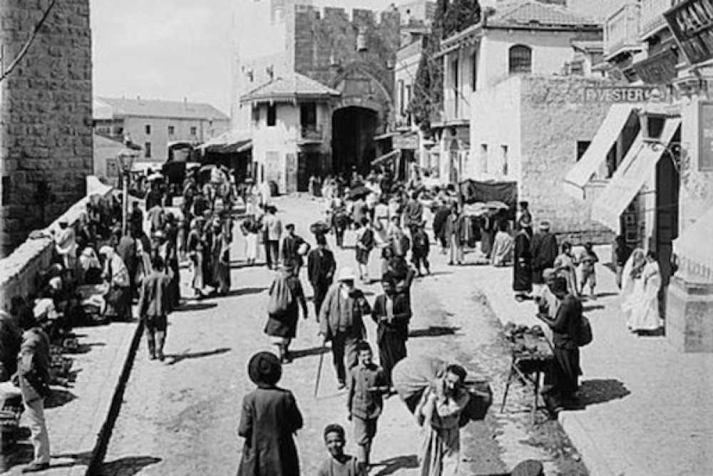 La porte de Jaffa dans la vieille ville de Jérusalem, vers la fin du contrôle ottoman sur la Palestine. La porte de Jaffa dans la vieille ville de Jérusalem, vers la fin du contrôle ottoman sur la Palestine.