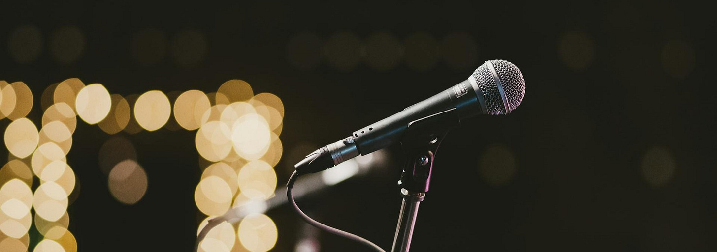 Ein Mikrofonhalter mit Mikrofon.