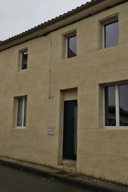 It is in this house that Joël Le Scouarnec settled in Jonzac (Charente-Maritime) in 2008. He lived there until his arrest in May 2017. (CATHERINE FOURNIER / FRANCE INFO)
