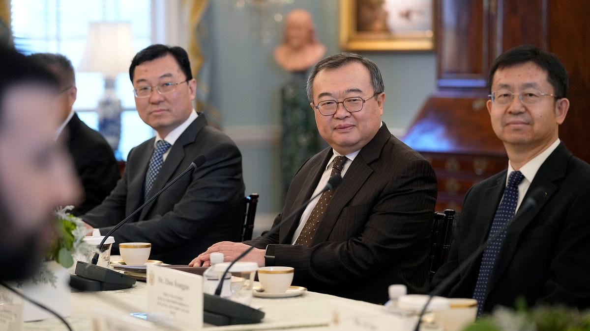 2024年1月12日，访美的中共中央对外联络部（中联部）部长刘建超（中）与美国国务卿布林肯会面。（AP）