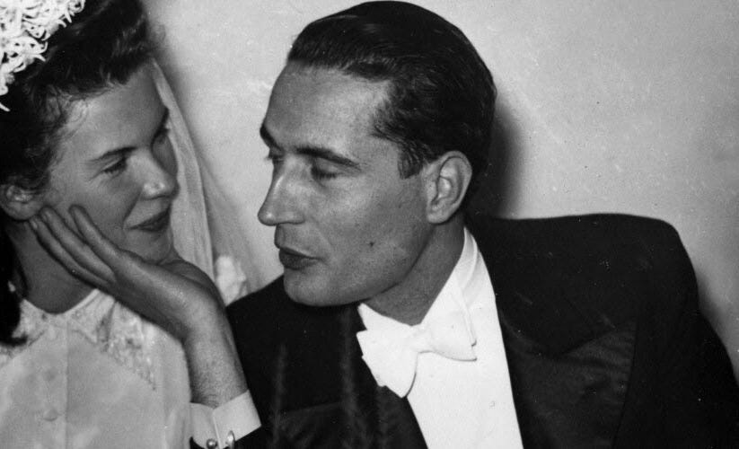 1.  François Mitterrand épouse Danielle Gouze à Paris le 27 octobre 1944, deux jours avant qu’elle ne souffle ses vingt bougies. Photo DR   2. La couverture du livre de Jocelyne Sauvard, avec une préface de Jean Lacouture.