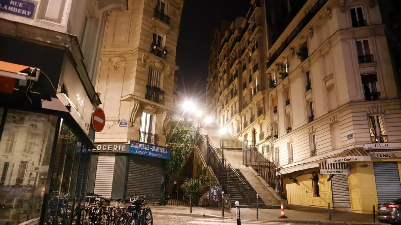 https://s.rfi.fr/media/display/b5436886-113d-11eb-8598-005056a98db9/w:1280/p:16x9/Curfew%20Paris%20Montmartre.webp