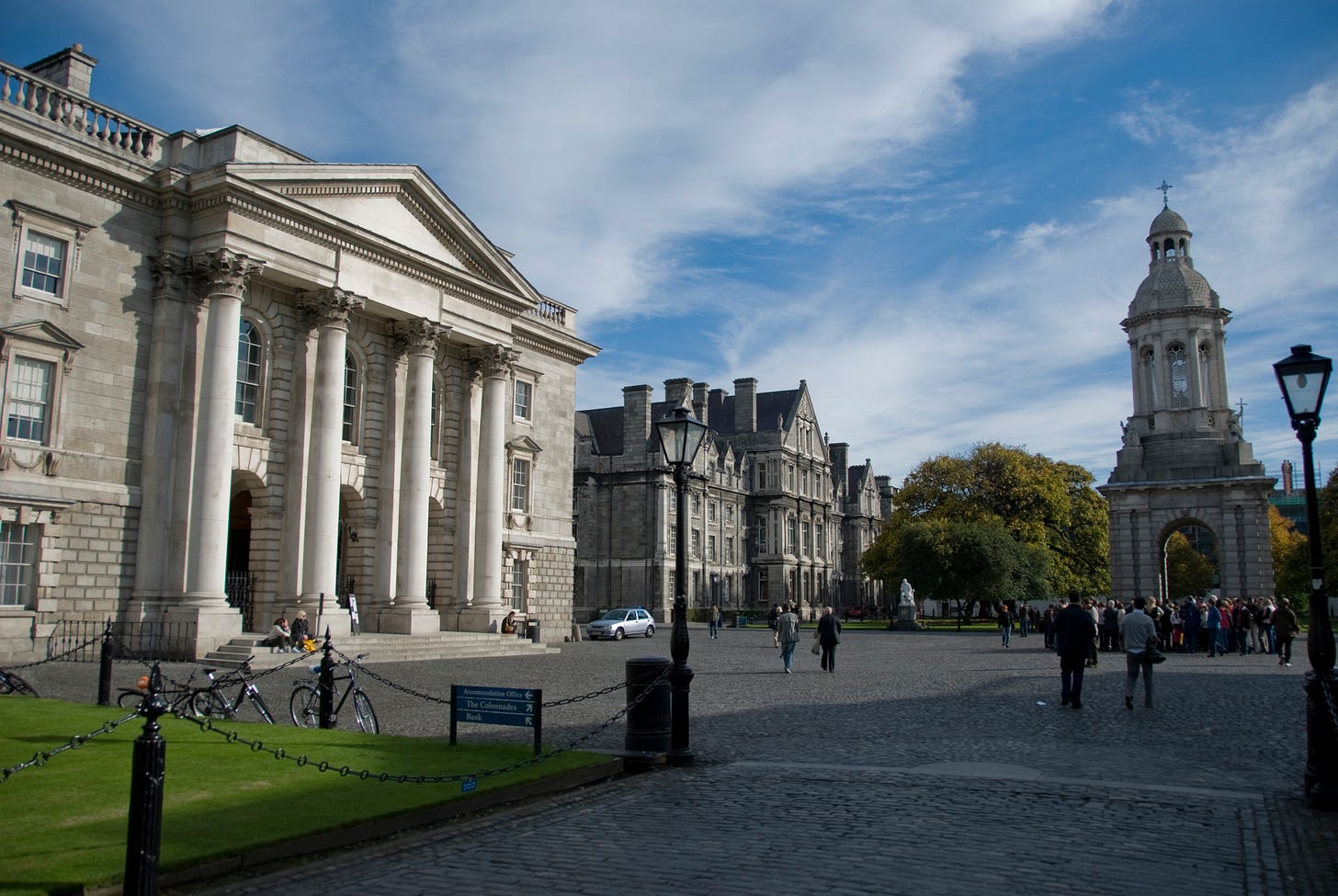 File:Trinity college dublin parliament square.jpg - Wikipedia