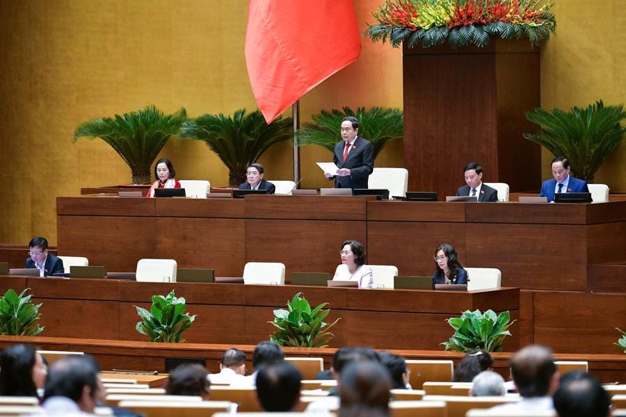 Chủ tịch Quốc hội Trần Thanh Mẫn phát biểu kết thúc nhóm vấn đề thứ nhất đối với lĩnh vực ngân hàng. Chủ tịch Quốc hội Trần Thanh Mẫn phát biểu kết thúc nhóm vấn đề thứ nhất đối với lĩnh vực ngân hàng.