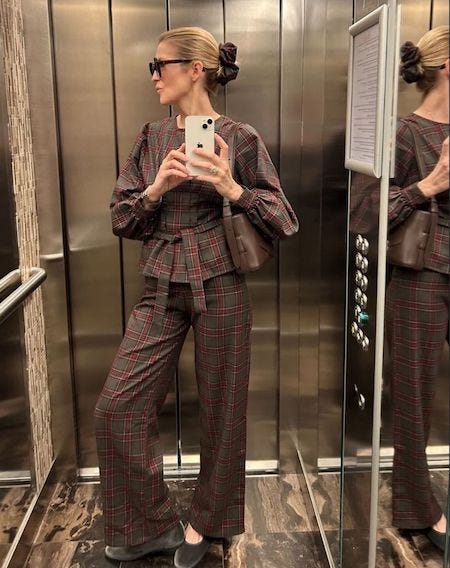 Kelly Rutherford elevator selfie