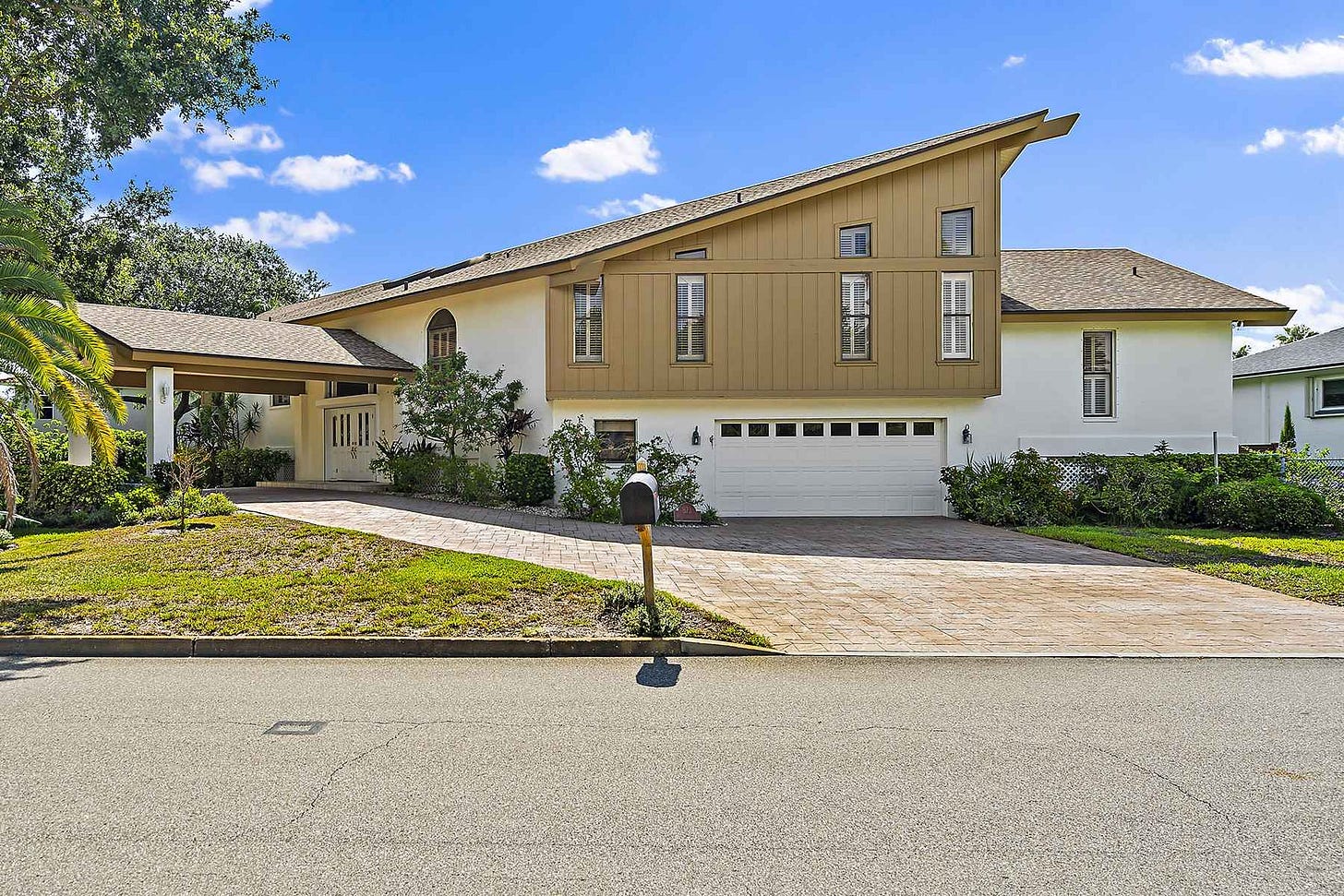 Garage featured at 873 2nd Ave S, Tierra Verde, FL 33715