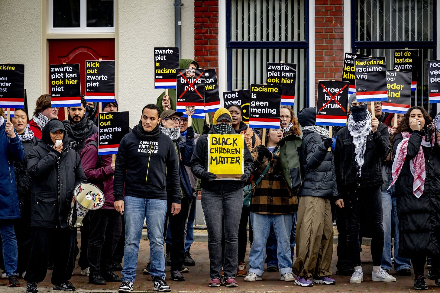 Demonstranten van Kick Out Zwarte Piet met eieren bekogeld in Yerseke, politie grijpt in | de Volkskrant Demonstranten van Kick Out Zwarte Piet met eieren bekogeld in Yerseke, politie grijpt in | de Volkskrant