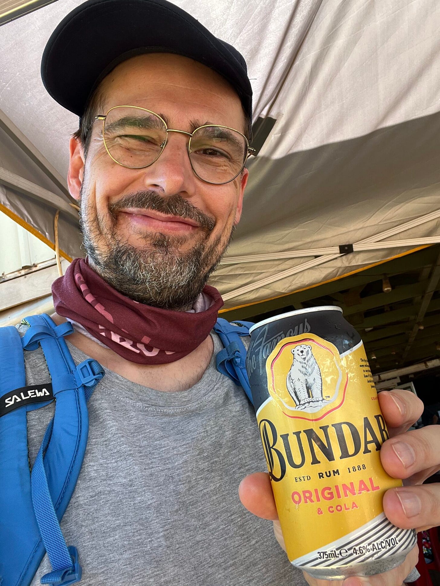 Jochen hält eine Bundaberg Limo Jochen hält eine Bundaberg Limo