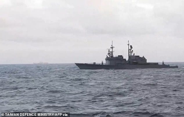 A China enviou em 1º de abril seu exército, marinha, forças aéreas e de foguetes para cercar Taiwan para exercícios que Pequim disse que tinham como objetivo praticar um bloqueio da ilha autônoma (foto 31 de março) A China enviou em 1º de abril seu exército, marinha, forças aéreas e de foguetes para cercar Taiwan para exercícios que Pequim disse que tinham como objetivo praticar um bloqueio da ilha autônoma (foto 31 de março)