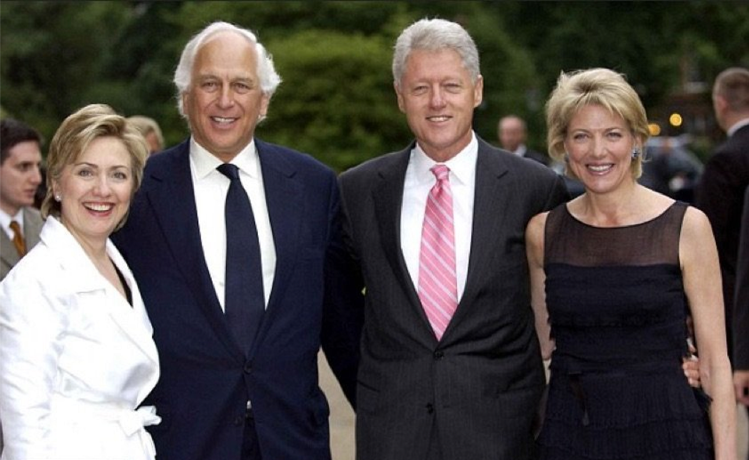 Hillary Clinton· Bill Clinton · Lynn de Rothschild – eine intime Pose, die sich wie eine Karte des Zugangs liest.