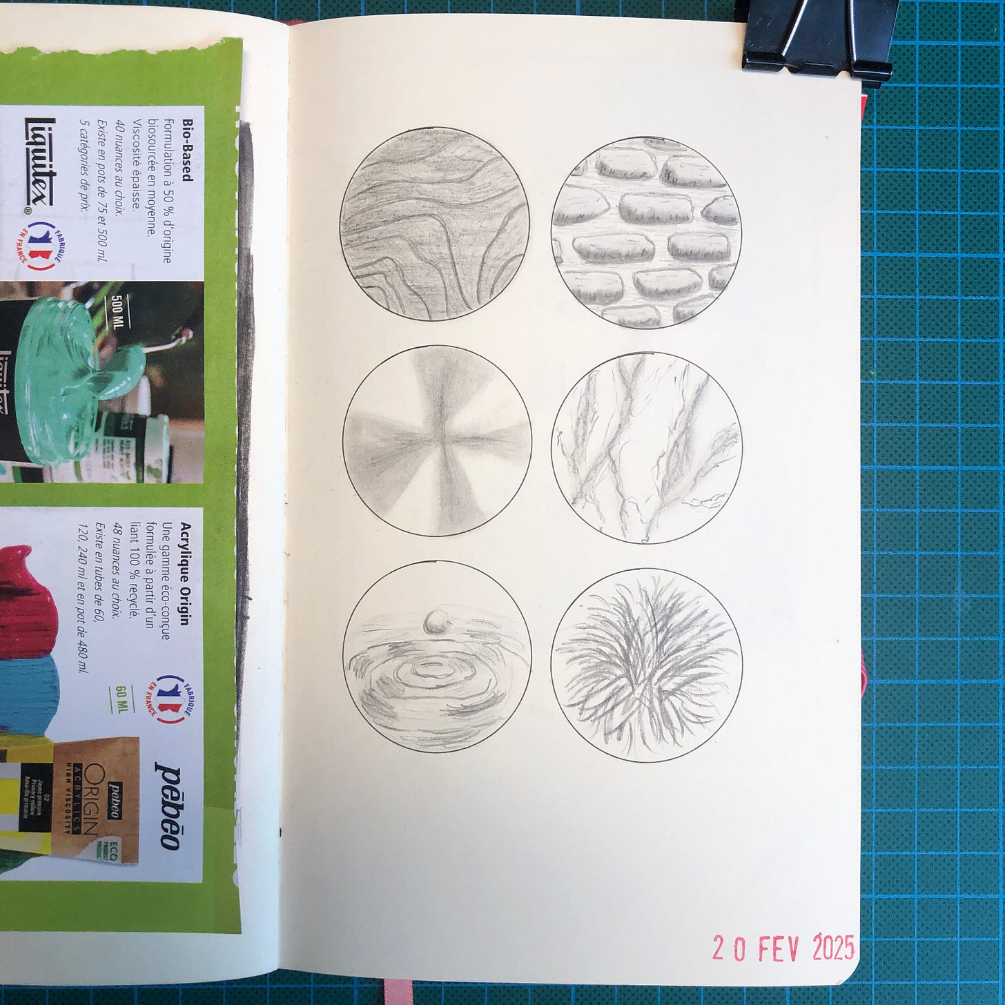 Photo de la page de mon sketchbook où j'ai dessiné 6 cercles dans lesquels j'ai représenté 6 texture différentes à l'aide de crayons graphites : Bois, pierre, métal, marbre, eau et poils.