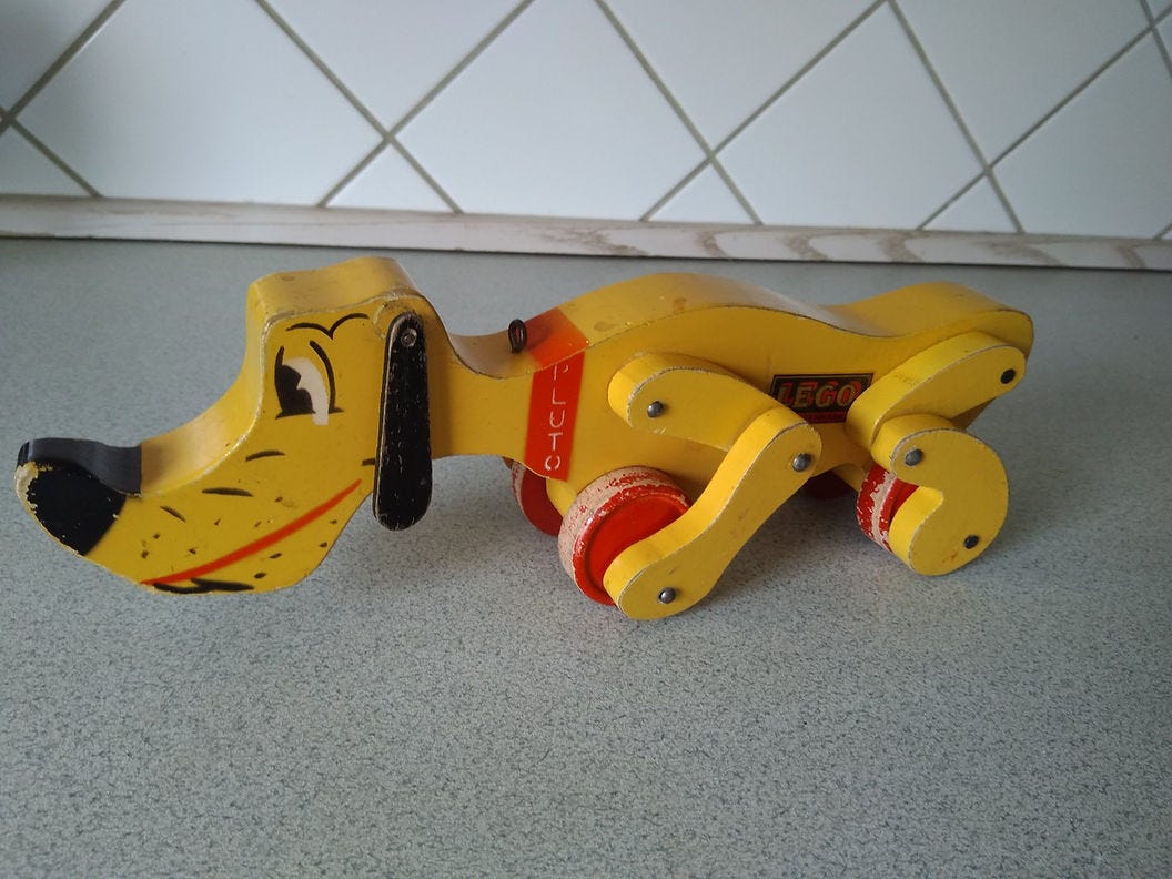 כלב עם גלגלים. הדמיון לכלב ׳פלוטו׳ די ברור והגיוני, שכן פלוטו הכלב התפרסם לראשונה סביב אותה תקופה, בשנת 1930 כלב עם גלגלים. הדמיון לכלב ׳פלוטו׳ די ברור והגיוני, שכן פלוטו הכלב התפרסם לראשונה סביב אותה תקופה, בשנת 1930