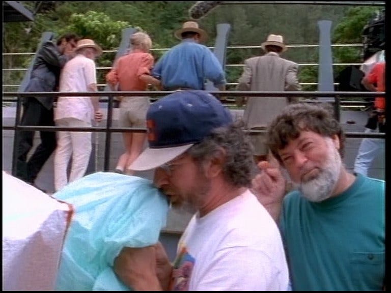 Steven Spielberg sam tworzy odgłosy na potrzeby ujęcia, aby ułatwić aktorom odpowiednią reakcję na wyimaginowaną akcję Steven Spielberg sam tworzy odgłosy na potrzeby ujęcia, aby ułatwić aktorom odpowiednią reakcję na wyimaginowaną akcję