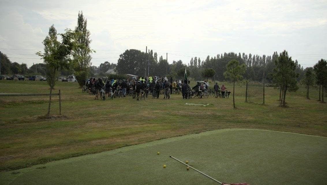 Les manifestants ont envahi le golf de Saint-Grégoire pour dénoncer "l'accaparement de l'eau" mais le complexe n'est pas équipé d'un système d'arrosage.