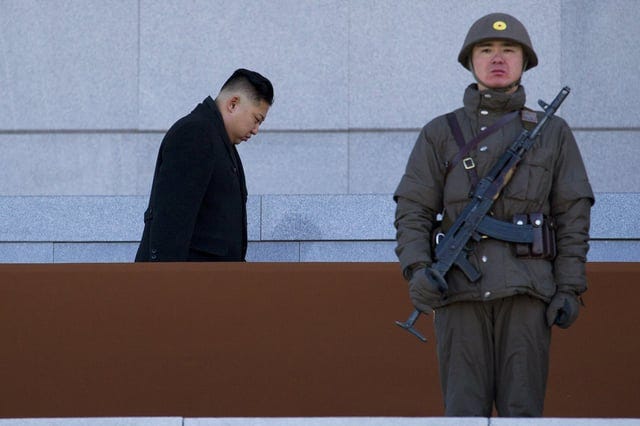 r/MilitaryPorn - North Korean soldier from the 'elite' Supreme Guard Command, which is responsible for the defense of Pyongyang & protection of Kim Jong Un [1600 x 1067]