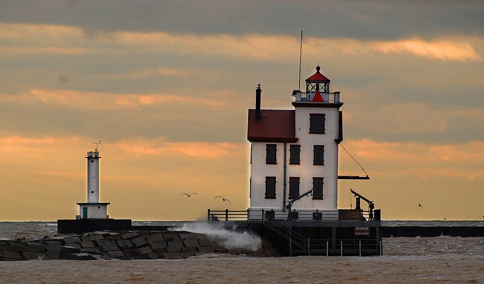 File:Lorain West Breakwater Light.jpg