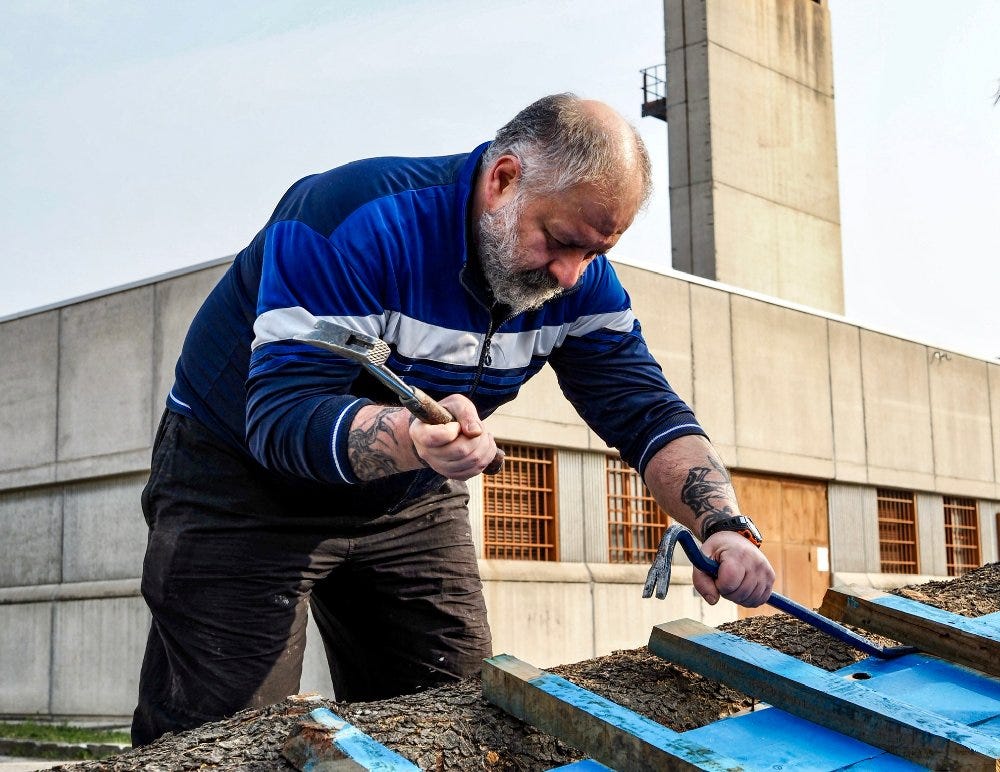 Al lavoro nello smontare una barca c'è Andrea, persona detenuta assunta nel progetto Metamorfosi