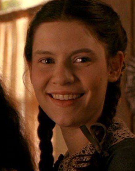 Anne Thériault on X: "BETH MARCH: - quiet - painfully shy - knits things for poor children - u think she’s nice - well she’s not what u think - remember that time her bird died? - that wasn’t an accident - dark fantasies - faked her own death - now a successful murderess in chicago https://t.co/uOFVVC8y9j" / X