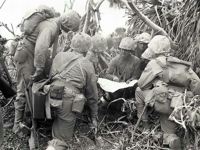 File:Battlefield briefing under fire on Iwo Jima.jpg - Wikimedia Commons