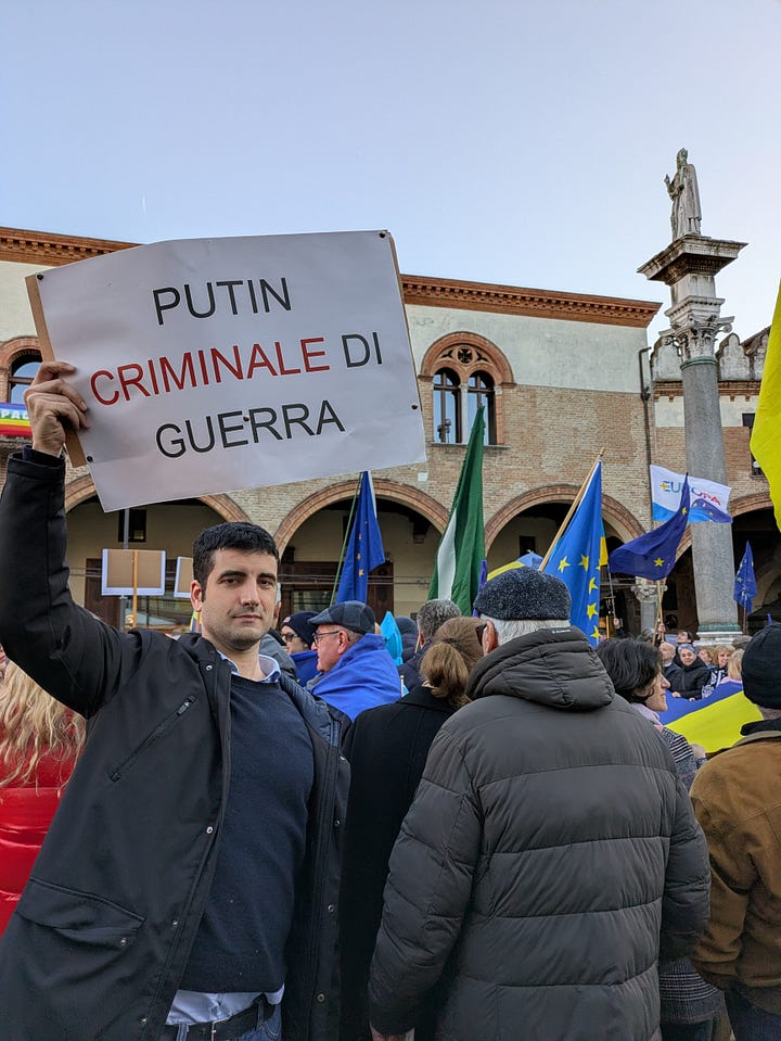 In Piazza del Popolo a Ravenna per manifestare solidarietà all'Ucraina