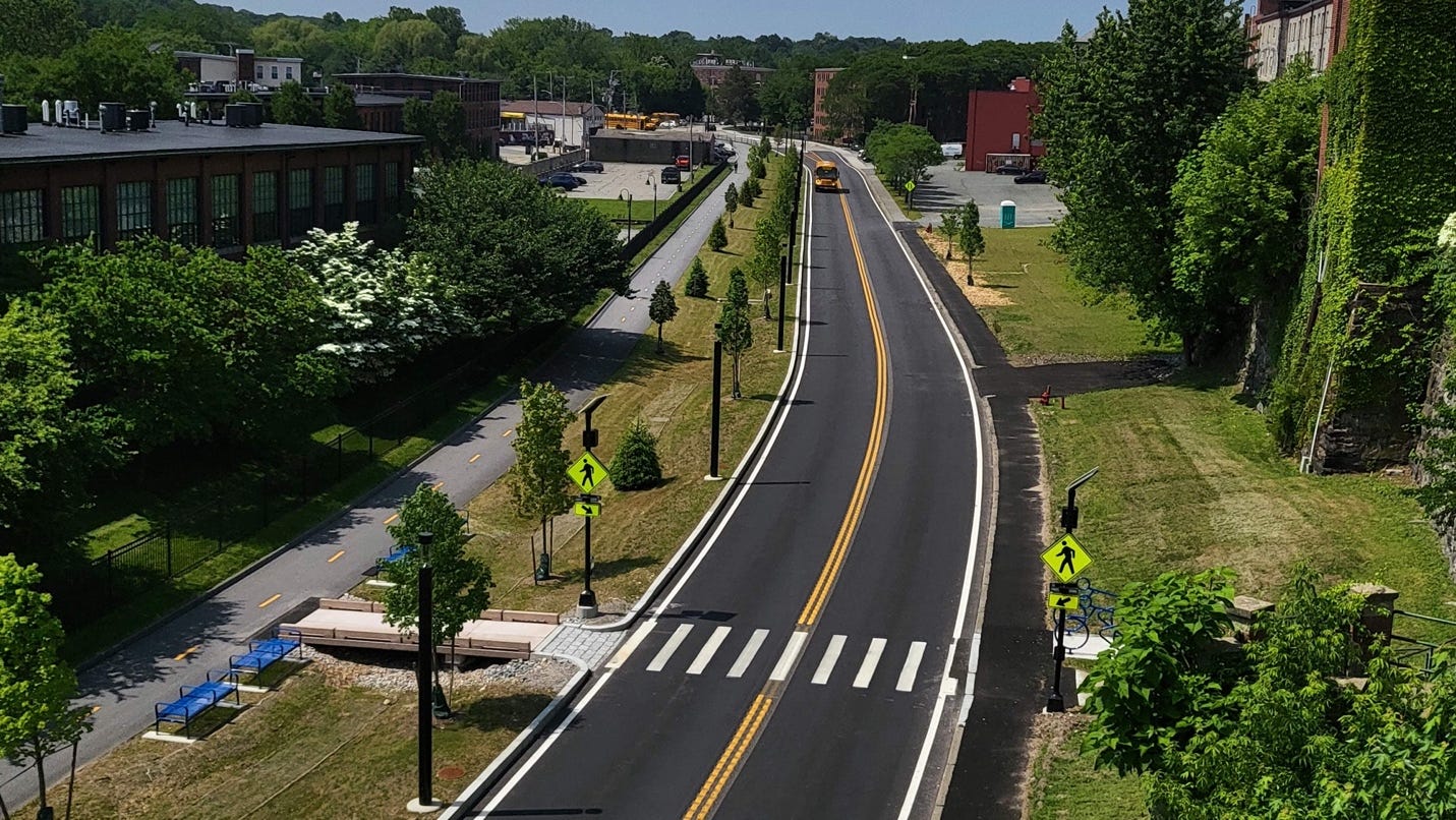 A long shot of a road

AI-generated content may be incorrect.
