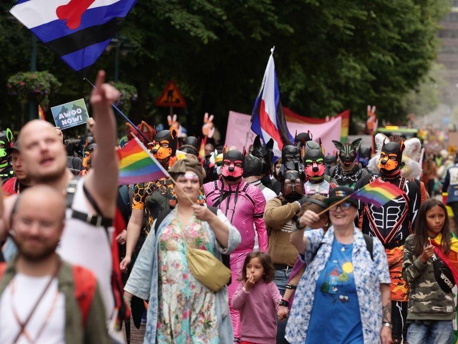 Kulkueessa ei nähty ainoastaan eläimiin sekaantujien, “pup-play” -fetissi-homoiden sekä kaikenlaisten tavallisia homoseksuaaleja mustamaalavien outouksien lippuja marssimassa lapsien takana. Kulkueessa ei nähty ainoastaan eläimiin sekaantujien, “pup-play” -fetissi-homoiden sekä kaikenlaisten tavallisia homoseksuaaleja mustamaalavien outouksien lippuja marssimassa lapsien takana.