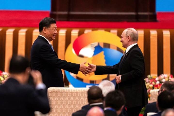 A person shaking hands with another person

Description automatically generated