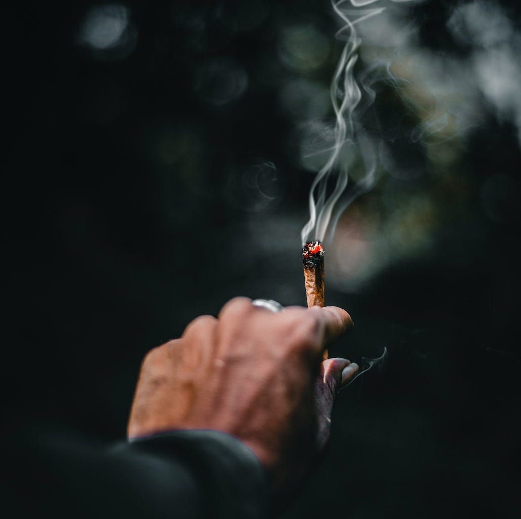 6 CANNABIS legale: sì o no? - by Roberta Villa, image size:1031x1027